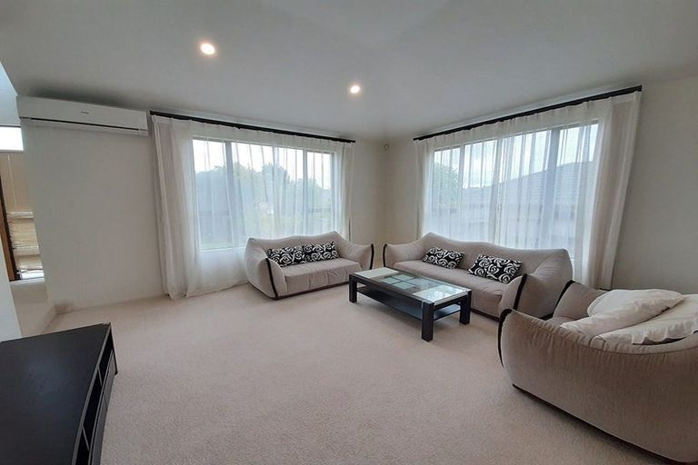 Photo of property in 17 Crimson Park, Oteha, Auckland, 0632