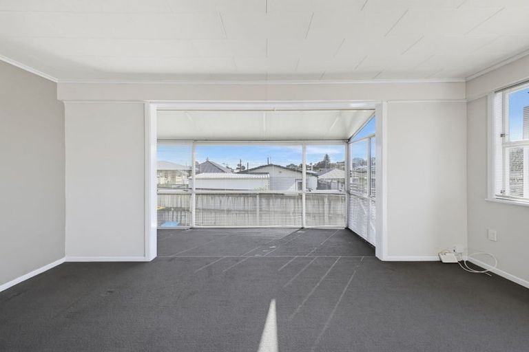Photo of property in 5 Mayfair Place, Westown, New Plymouth, 4310