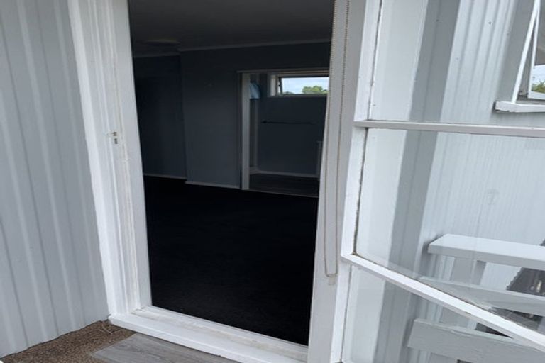 Photo of property in 2/65 Cliff View Drive, Green Bay, Auckland, 0604