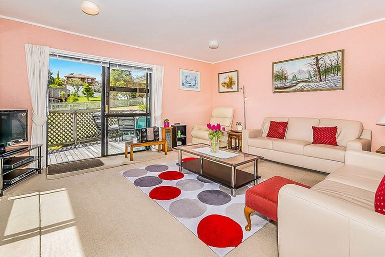 Photo of property in 1/10 Chedworth Drive, Glenfield, Auckland, 0629