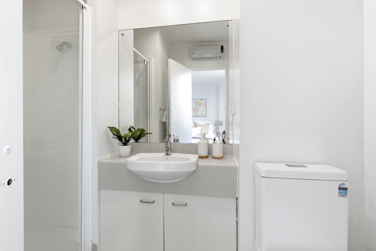 Photo of property in 17 Kent Terrace - Kent Apartments, 7e/16 Kent Terrace, Mount Victoria, Wellington, 6011