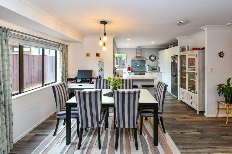 Photo of property in 2/27 Queen Street, Papakura, 2110