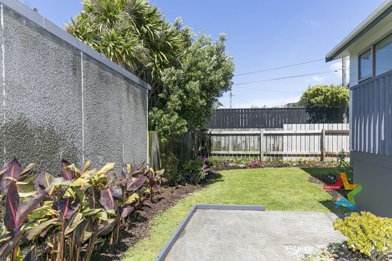 Photo of property in 178 Queens Drive, Lyall Bay, Wellington, 6022
