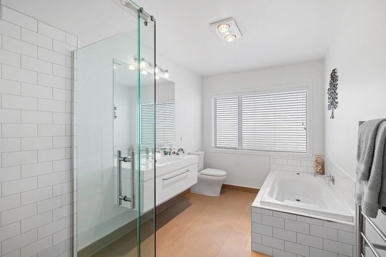 Photo of property in 2 Rayner Way, Glen Avon, New Plymouth, 4312