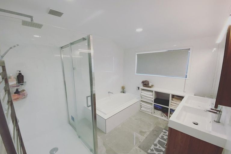 Photo of property in 16 Thomas Rea Place, Te Atatu South, Auckland, 0610