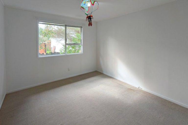 Photo of property in 10 Mile Place, Henderson, Auckland, 0612