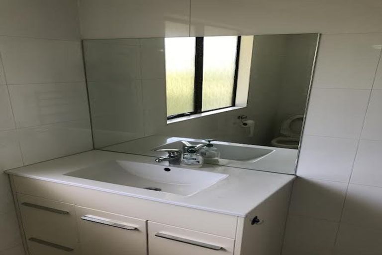 Photo of property in 2/23 Camelot Place, Glenfield, Auckland, 0629