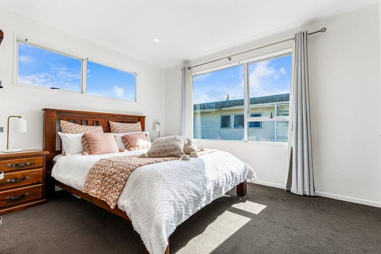 Photo of property in 33 Triangle Road, Massey, Auckland, 0614