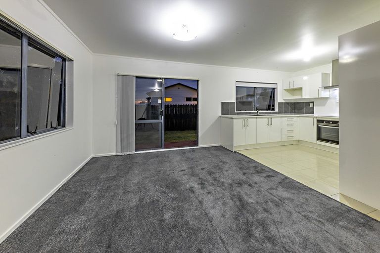 Photo of property in 28 Barneys Farm Road, Clendon Park, Auckland, 2103