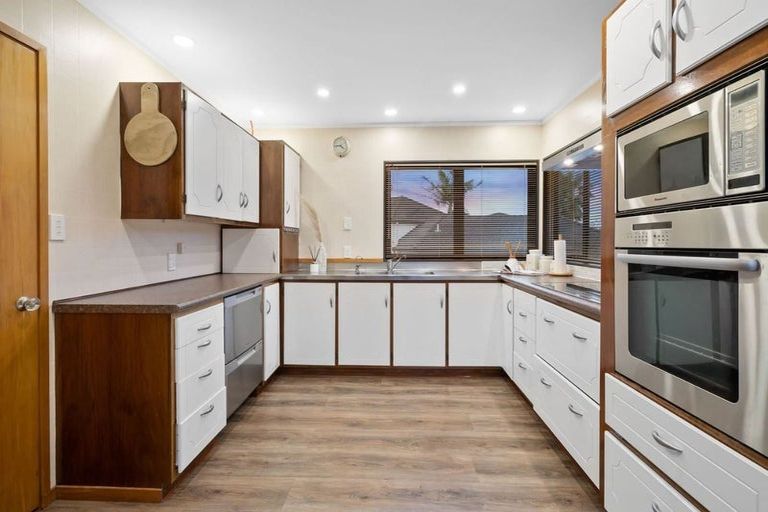 Photo of property in 37 Santa Monica Place, Goodwood Heights, Auckland, 2105