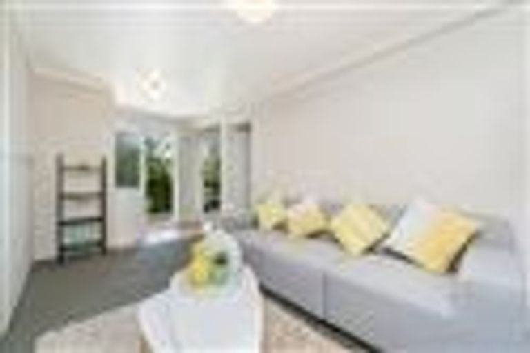 Photo of property in 1/17 Powrie Street, Glenfield, Auckland, 0629