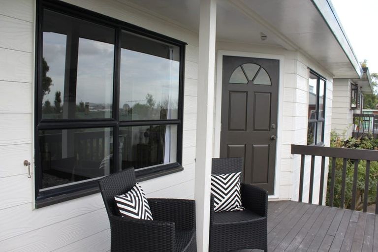 Photo of property in 1/17 Kupari Place, Totara Vale, Auckland, 0629