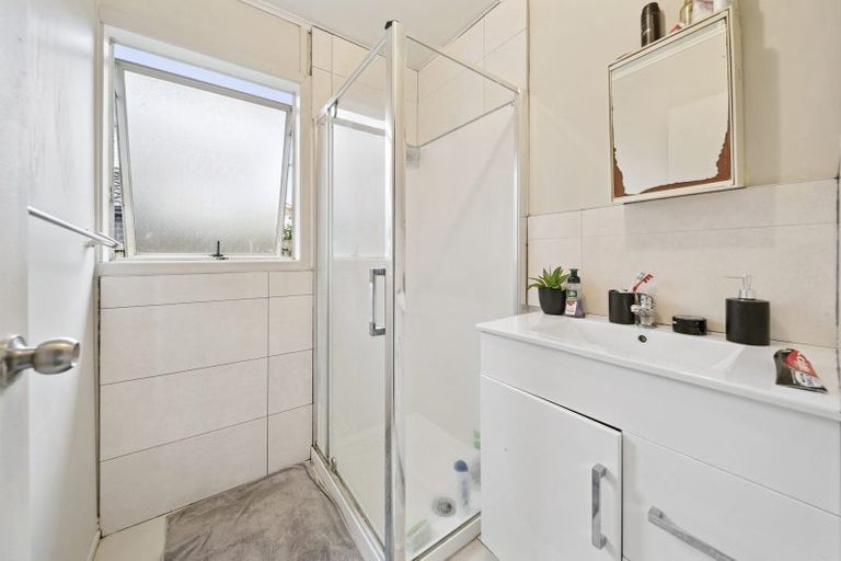 Photo of property in 4 Grande Vue Road, Papatoetoe, Auckland, 2025