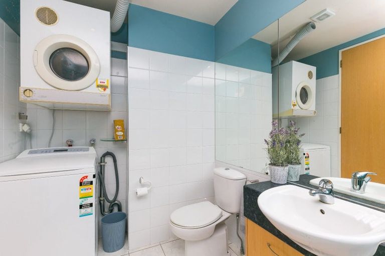 Photo of property in Endeavour Apartments, 2/125 Thorndon Quay, Pipitea, Wellington, 6011