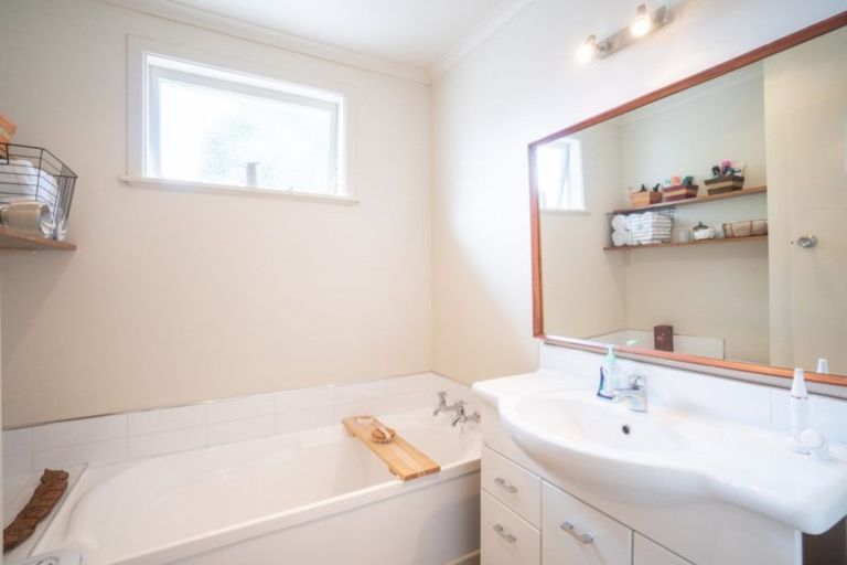 Photo of property in 14 Antrim Place, Hokowhitu, Palmerston North, 4410