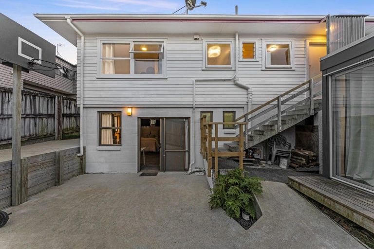 Photo of property in 1/5 Woodall Place, Totara Vale, Auckland, 0627