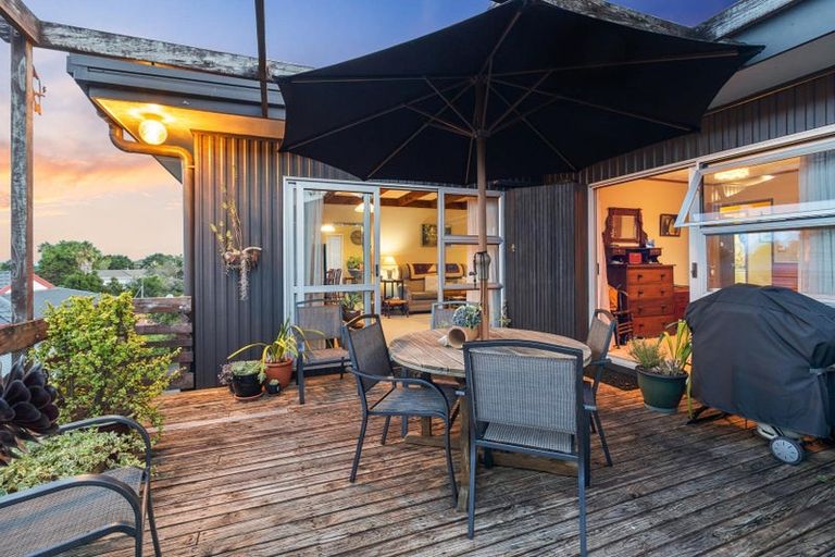 Photo of property in 22 Widmore Drive, Massey, Auckland, 0614