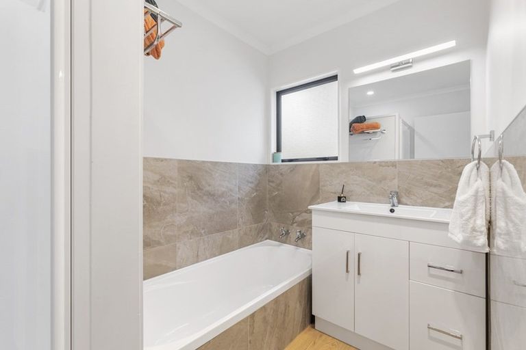 Photo of property in 2/13 Noeleen Street, Glenfield, Auckland, 0629