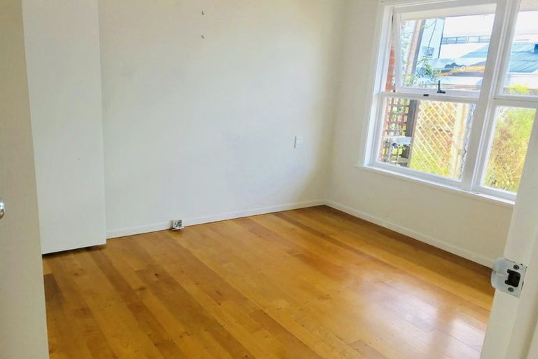 Photo of property in 1/35 Shakespeare Road, Milford, Auckland, 0620