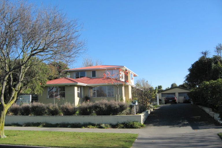 Photo of property in 100 Warren Crescent, Hillmorton, Christchurch, 8025