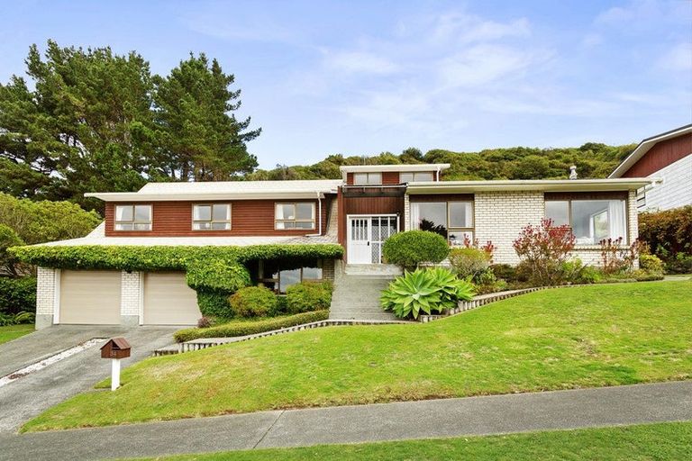 Photo of property in 34 Greyfriars Crescent, Tawa, Wellington, 5028