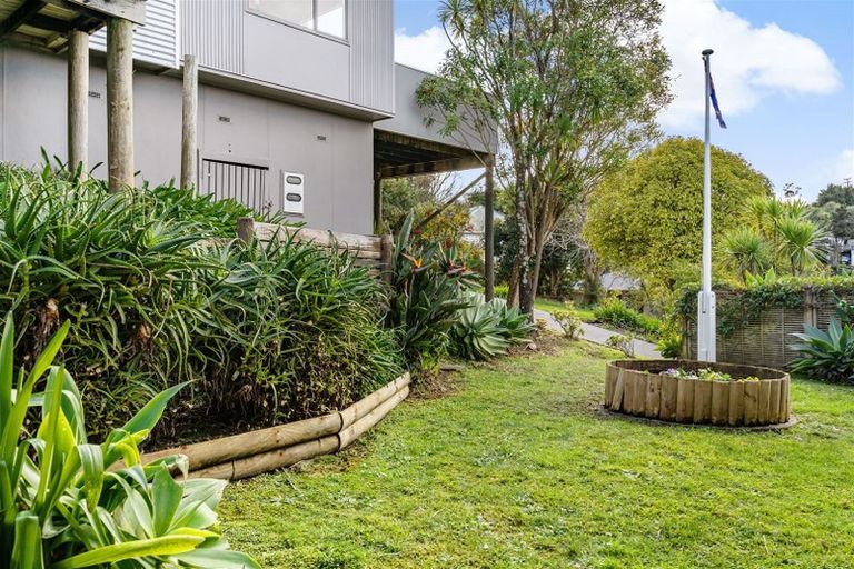 Photo of property in 17 Noeleen Street, Glenfield, Auckland, 0629