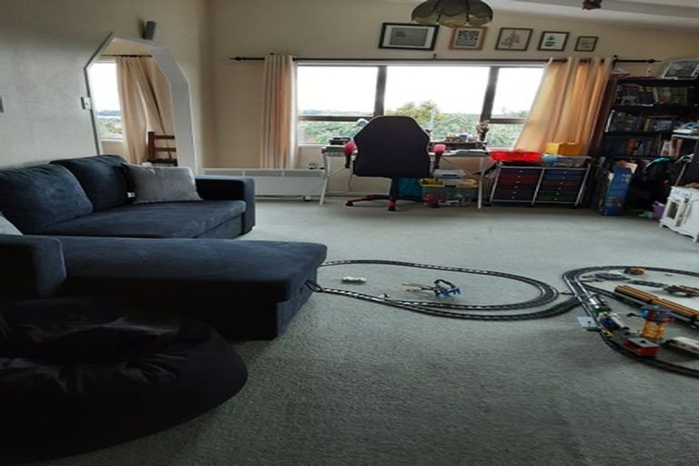 Photo of property in 36 Lewisham Street, Highland Park, Auckland, 2010