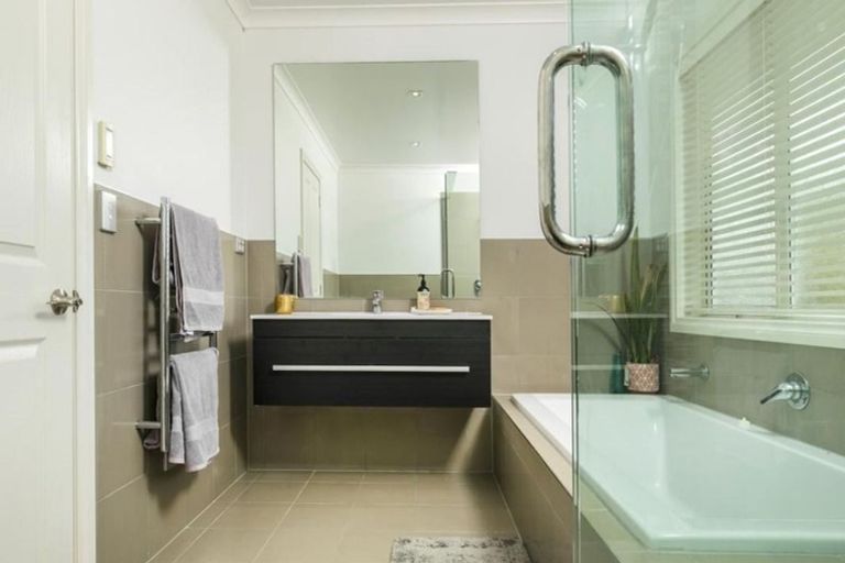 Photo of property in 2 Oscar Road, Greenhithe, Auckland, 0632