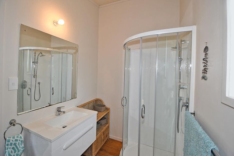 Photo of property in 17 Hillside Crescent, Leigh, 0985