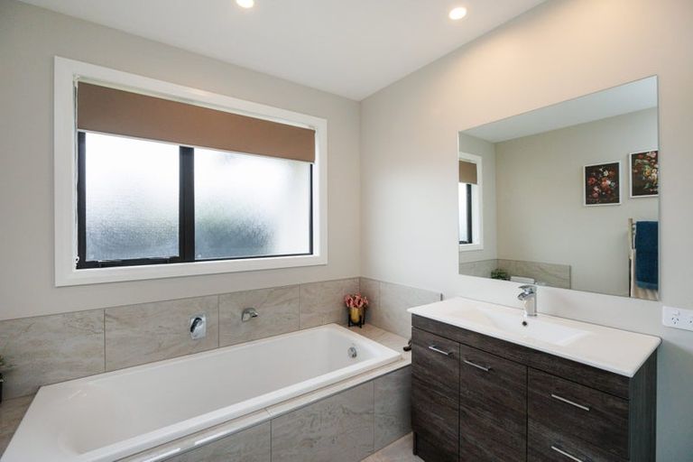 Photo of property in 71 Johnstone Drive, Fitzherbert, Palmerston North, 4410