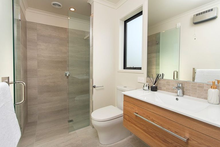 Photo of property in 2 Glennron Lane, Waiuku, 2123