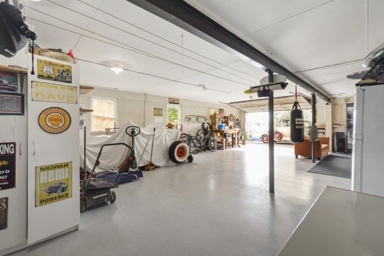 Photo of property in 16 Trentham Road, Papakura, 2110