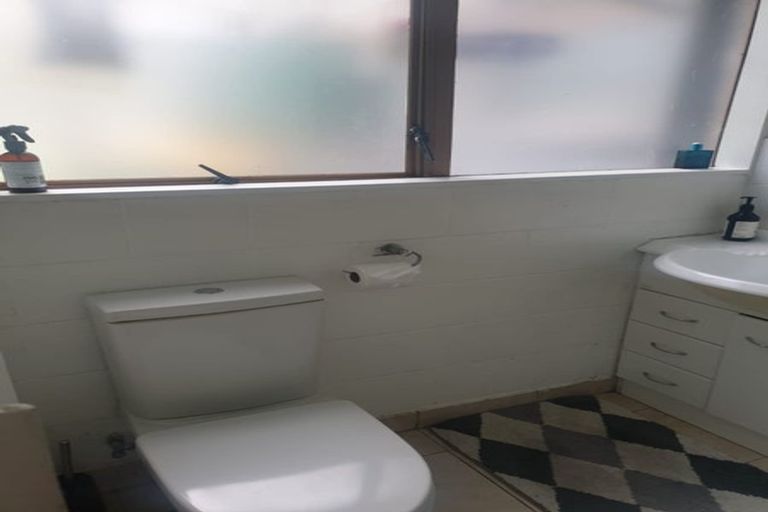 Photo of property in 15 Barker Rise, Northcross, Auckland, 0632