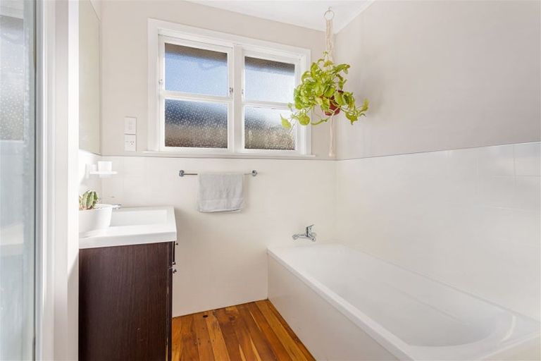 Photo of property in 123 Waimumu Road, Massey, Auckland, 0614