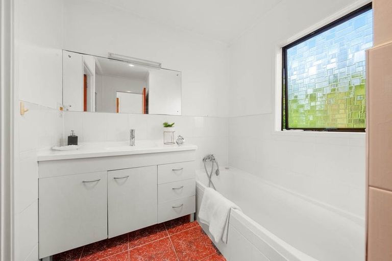 Photo of property in 2/22 Cornelian Crescent, Half Moon Bay, Auckland, 2012