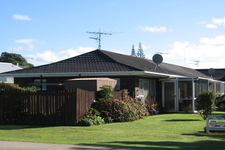 Photo of property in 2/23 Tamariki Avenue, Kelston, Auckland, 0602