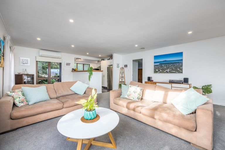 Photo of property in 2/33-35 Teal Crescent, Beach Haven, Auckland, 0626