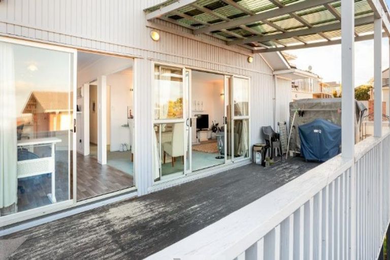 Photo of property in 6 Colwill Road, Massey, Auckland, 0614