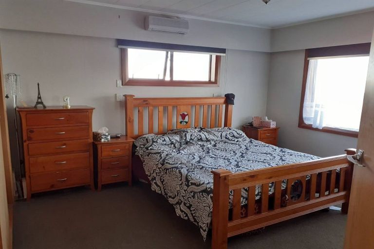 Photo of property in 136 Apu Crescent, Lyall Bay, Wellington, 6022