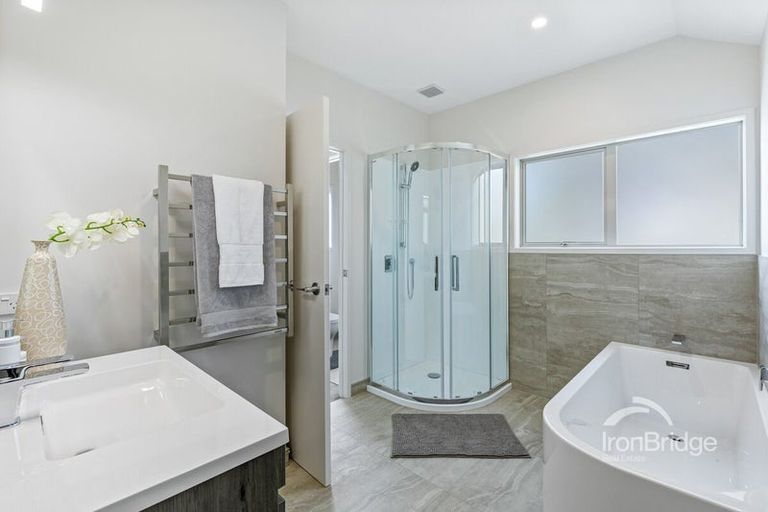 Photo of property in 10 Louise Place, Browns Bay, Auckland, 0630