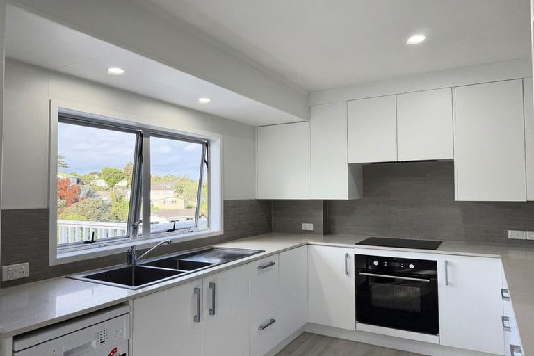 Photo of property in 27 Cedar Heights Avenue, Massey, Auckland, 0614
