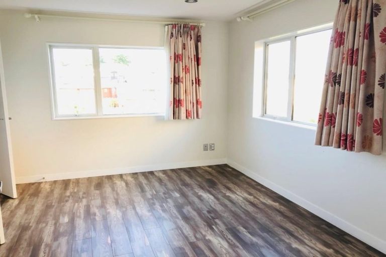 Photo of property in 24 Sohlue Place, Oteha, Auckland, 0632