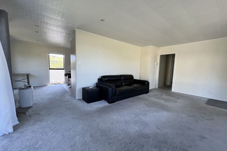 Photo of property in 31 Sunhaven Drive, Newlands, Wellington, 6037