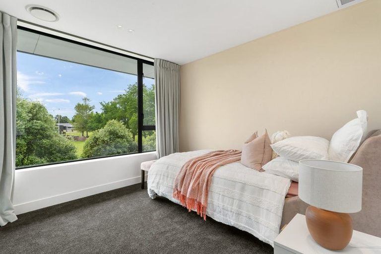 Photo of property in 49 Saint Andrews Square, Strowan, Christchurch, 8052