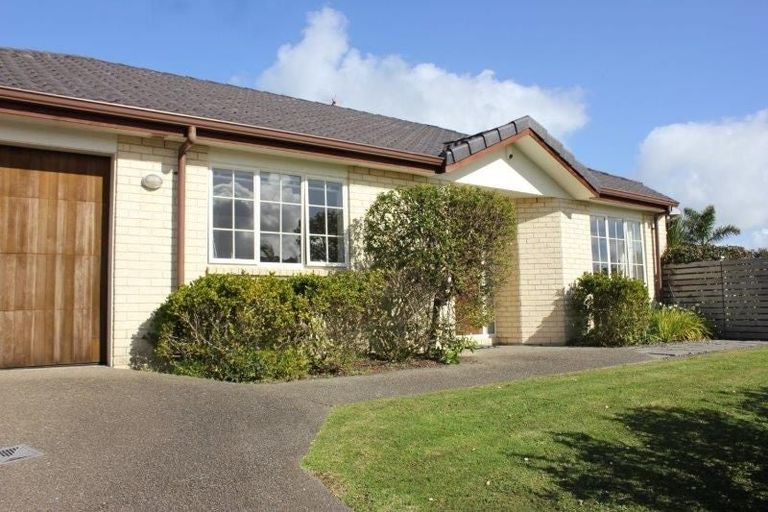 Photo of property in 2 Walton Street, Red Beach, 0932