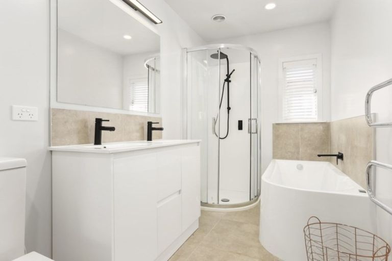 Photo of property in 11 Vanguard Road, Kelston, Auckland, 0602