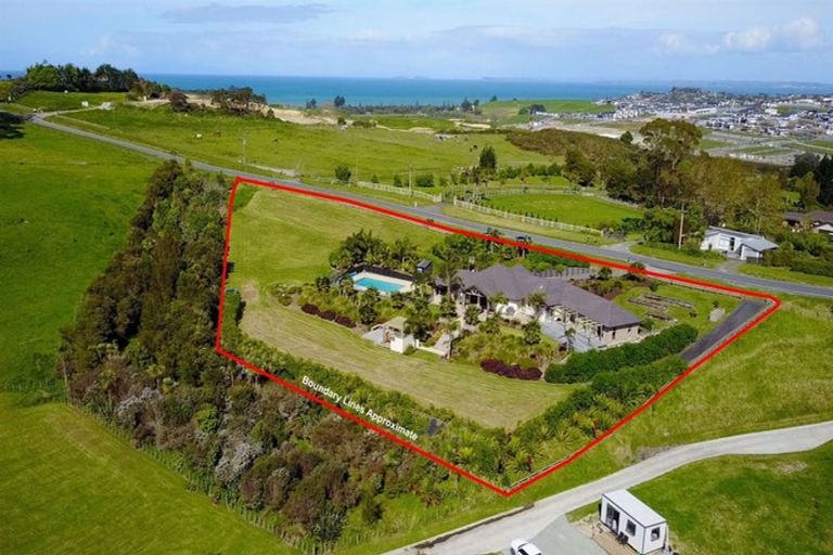 Photo of property in 127 Vaughans Road, Okura, Albany, 0792