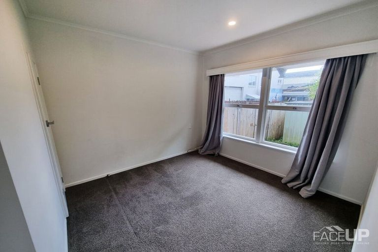 Photo of property in 2/35 Shakespeare Road, Milford, Auckland, 0620