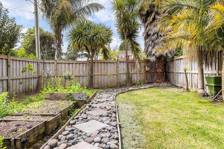 Photo of property in 88 Kaurilands Road, Titirangi, Auckland, 0604