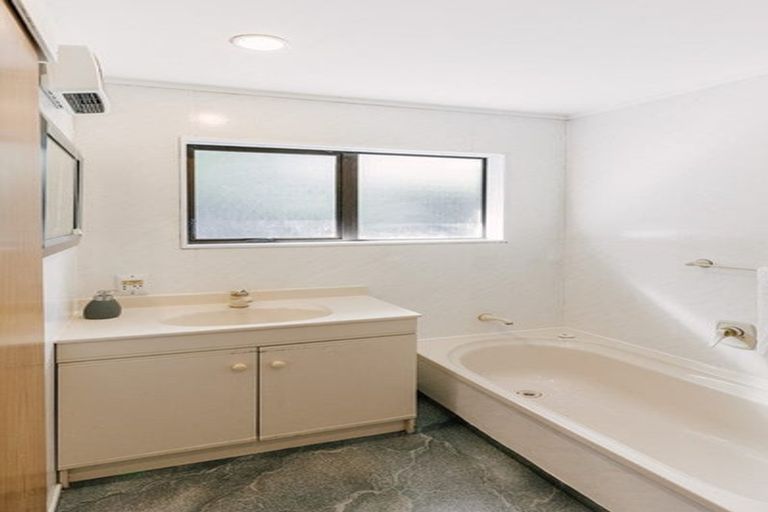 Photo of property in 28 Kentucky Way, Awapuni, Palmerston North, 4412